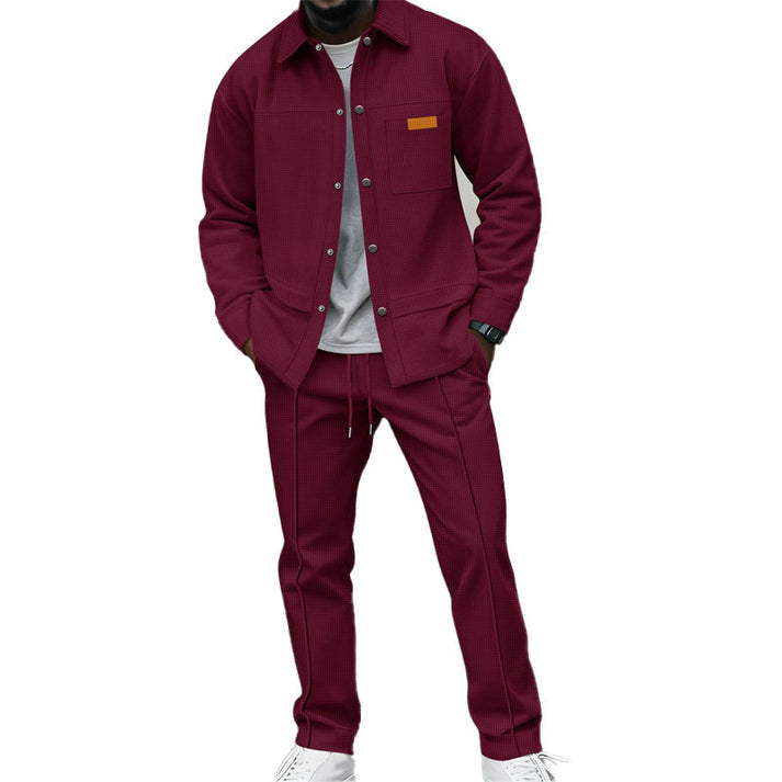Ensemble bordeaux porté par un homme, chemise à col et pantalon à cordon avec pinces marquées 6