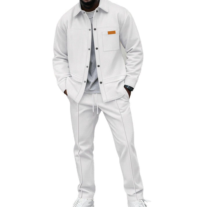 Version blanche de l'ensemble portée par un homme, chemise à poches plaquées et pantalon à cordon 4