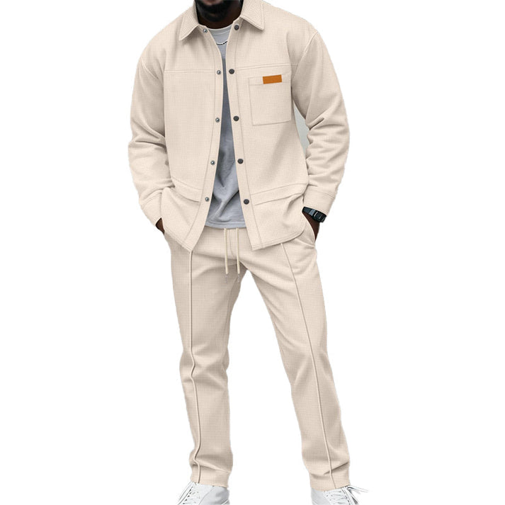 Ensemble beige clair porté par un homme, chemise boutonnée à poche poitrine et pantalon à cordon 3