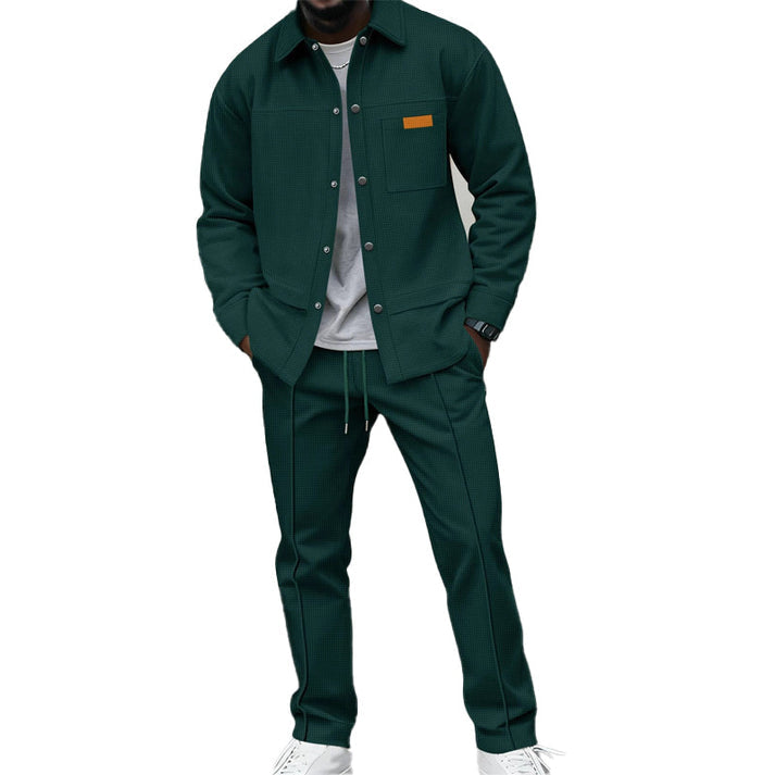 Ensemble vert foncé porté par un homme, chemise boutonnée sur t-shirt gris et pantalon droit 5
