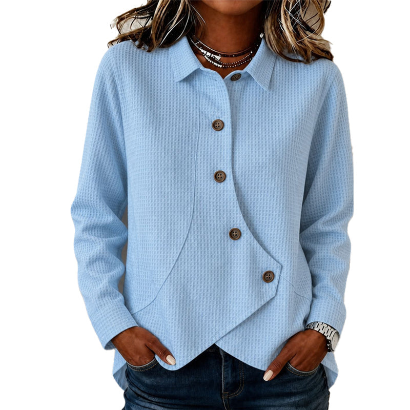 Pull bleu ciel en maille gaufrée porté avec un jean, col chemise, boutons marron et ourlet asymétrique devant. 3