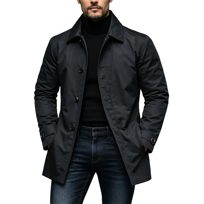 Homme portant le trench noir, mains dans les poches, avec col roulé noir et jean 2