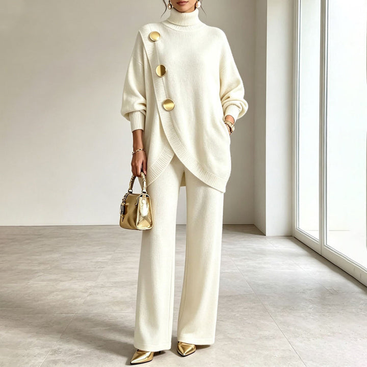 Même ensemble en maille coloris écru, porté avec un sac et des escarpins dorés, une main dans la poche. 2