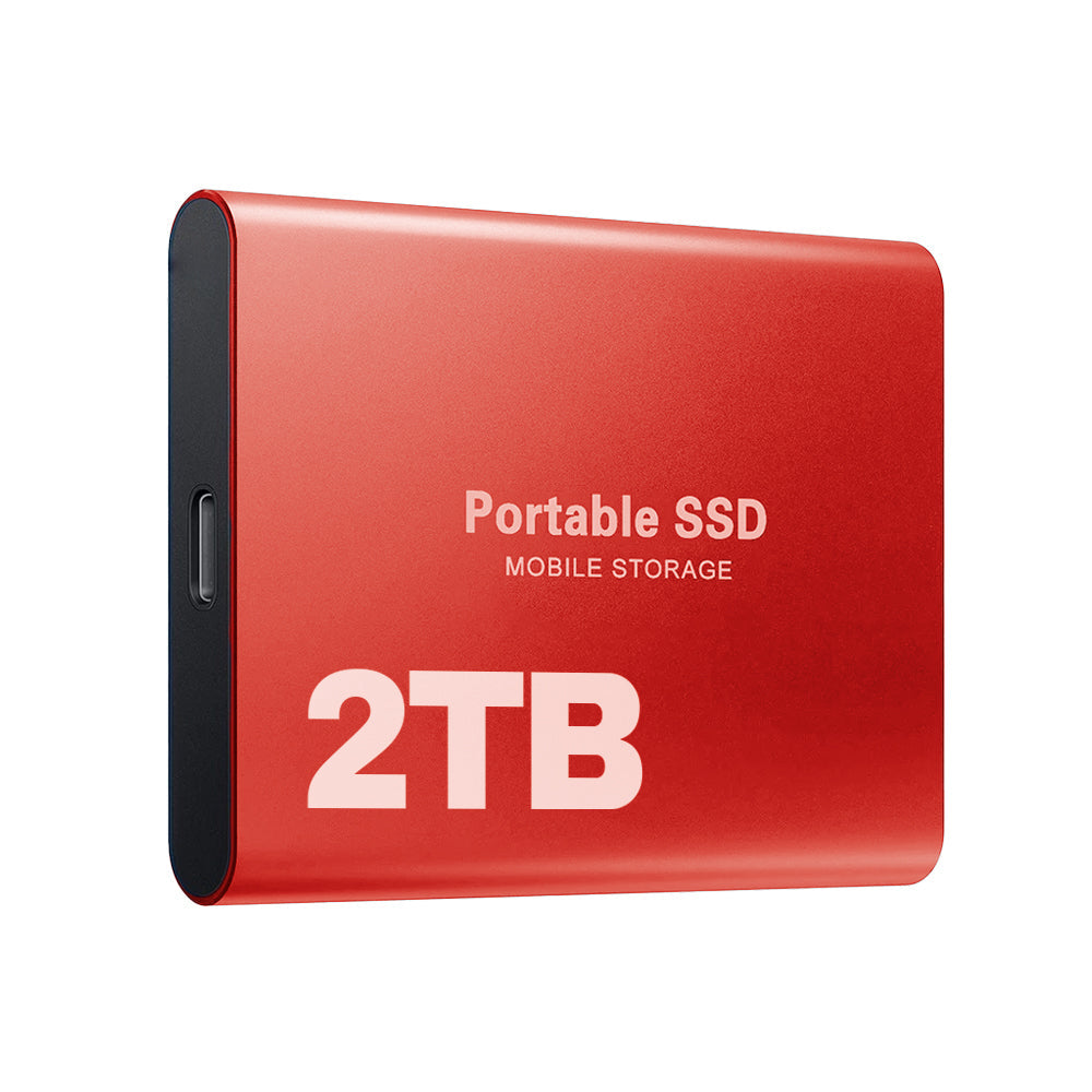 Disque SSD rouge de 2 To vu de trois quarts, avec le port USB-C visible sur le côté. 8