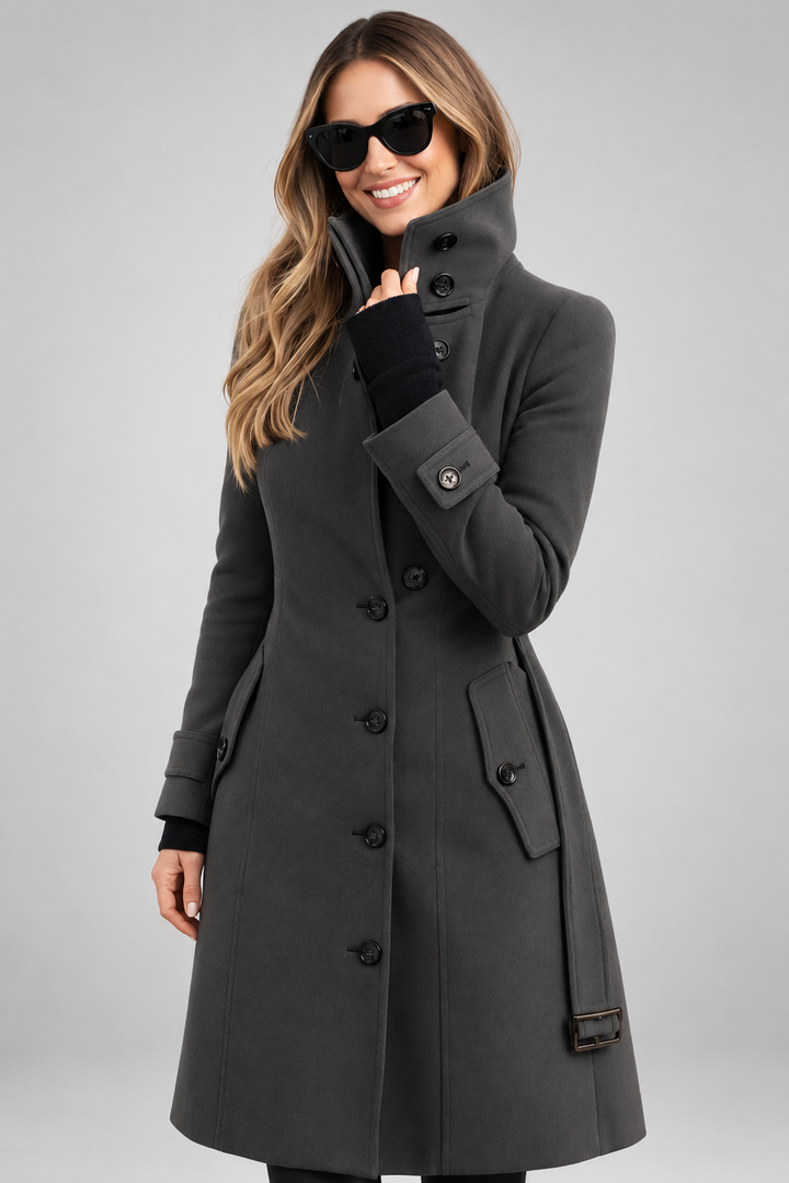 Manteau gris anthracite à col montant, poches à rabat et ceinture bouclée, porté sur fond gris 6