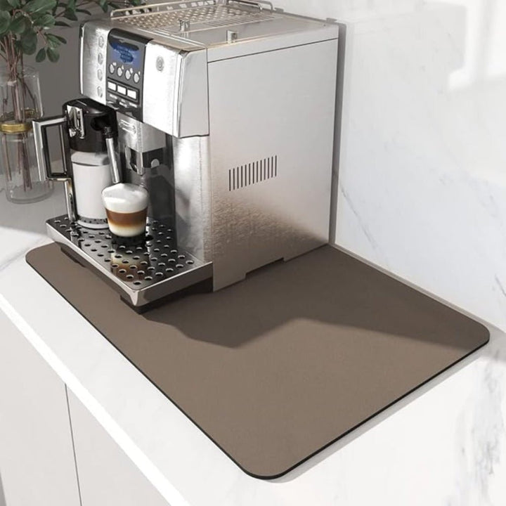Tapis marron taupe uni sous une machine à café, avec un cappuccino servi sur la grille d'égouttage. 3