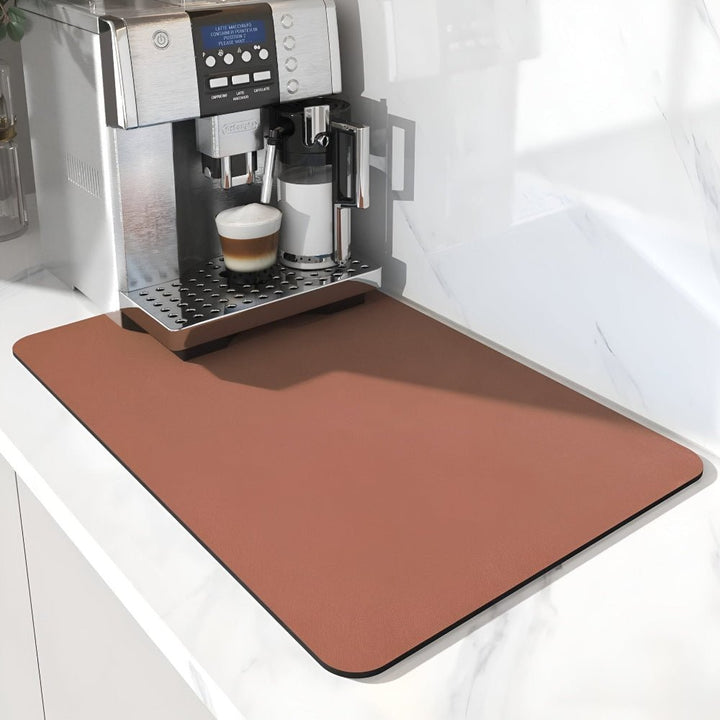 Tapis terracotta uni sous une machine à café, avec un pot à lait et un cappuccino sur la grille. 10