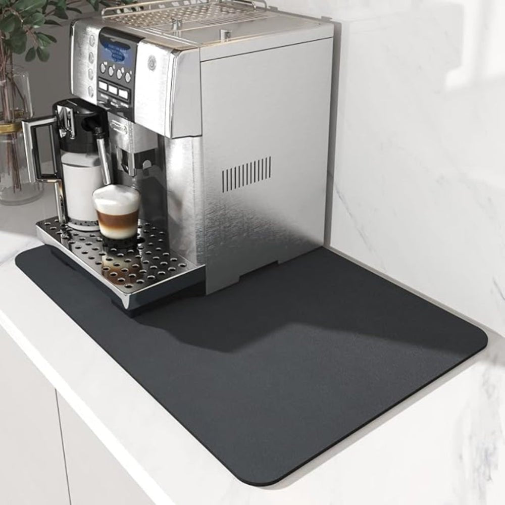 Tapis noir anthracite uni sous une machine à café en inox, sur un plan de travail en marbre blanc. 2