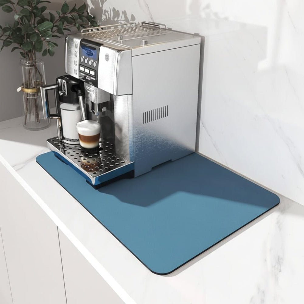 Tapis bleu uni posé sur un plan de travail en marbre blanc, sous une machine à café avec un cappuccino. 1