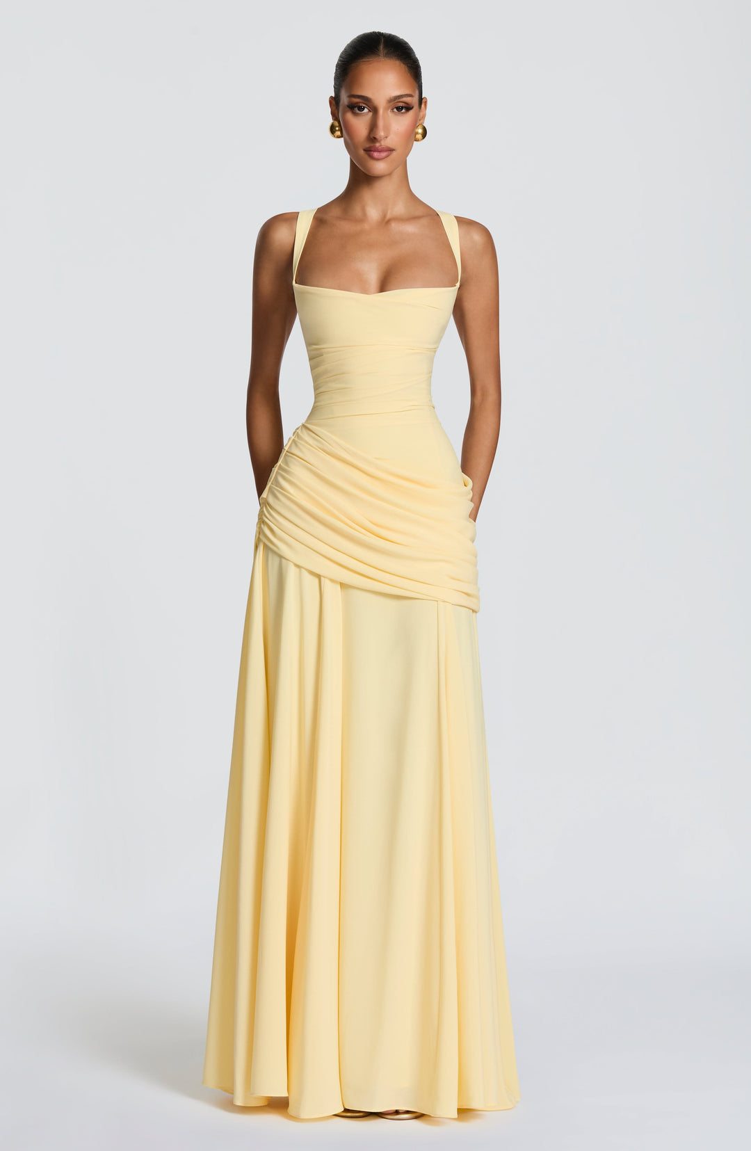 Robe jaune pâle portée de face, silhouette entière, bras le long du corps, jupe en mousseline tombant jusqu'au sol. 5