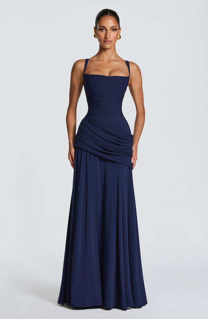 Version bleu marine de la robe vue de face, avec encolure carrée, taille ruchée et longue jupe fluide. 7