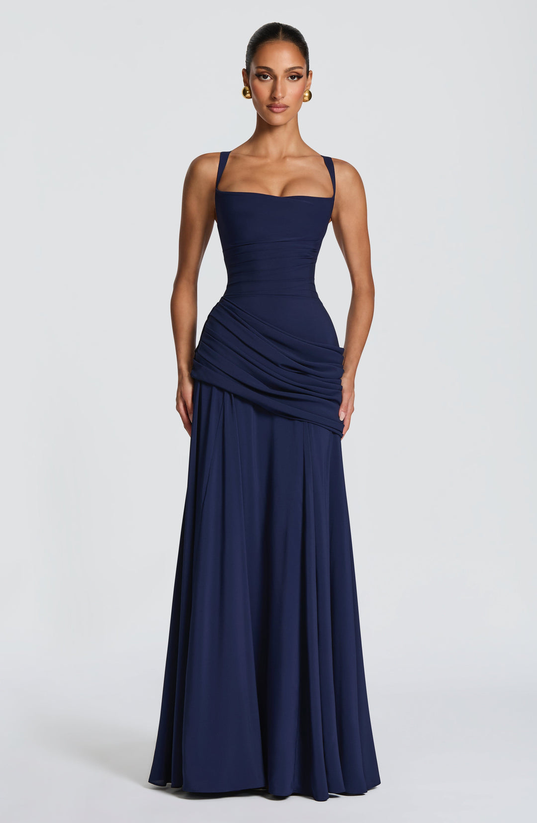 Robe bleu marine portée de face par un mannequin, avec décolleté carré, taille drapée et longue jupe fluide. 5