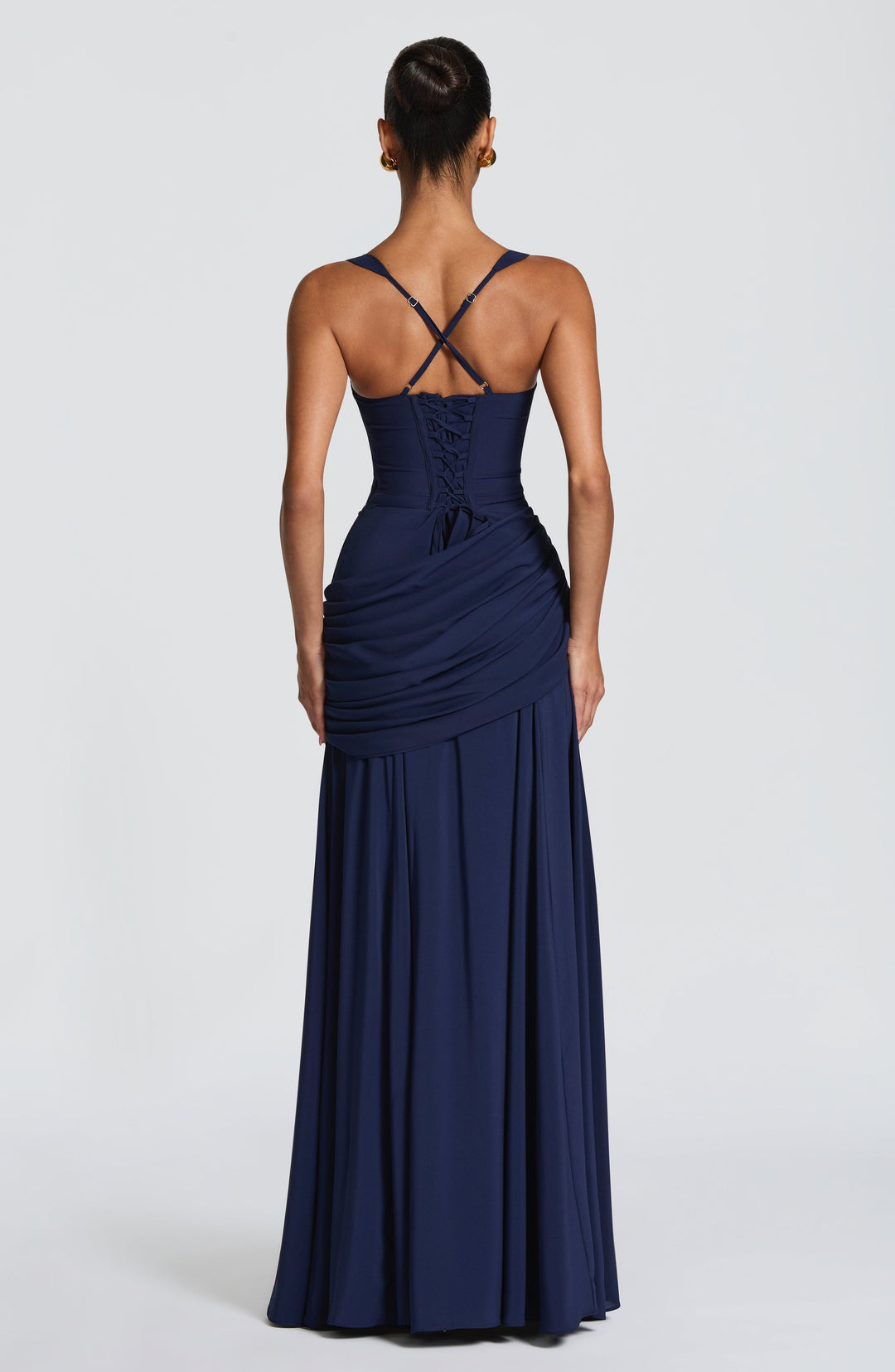 Vue de dos de la robe bleu marine : dos lacé façon corset, bretelles fines croisées et drapé sur les hanches. 11