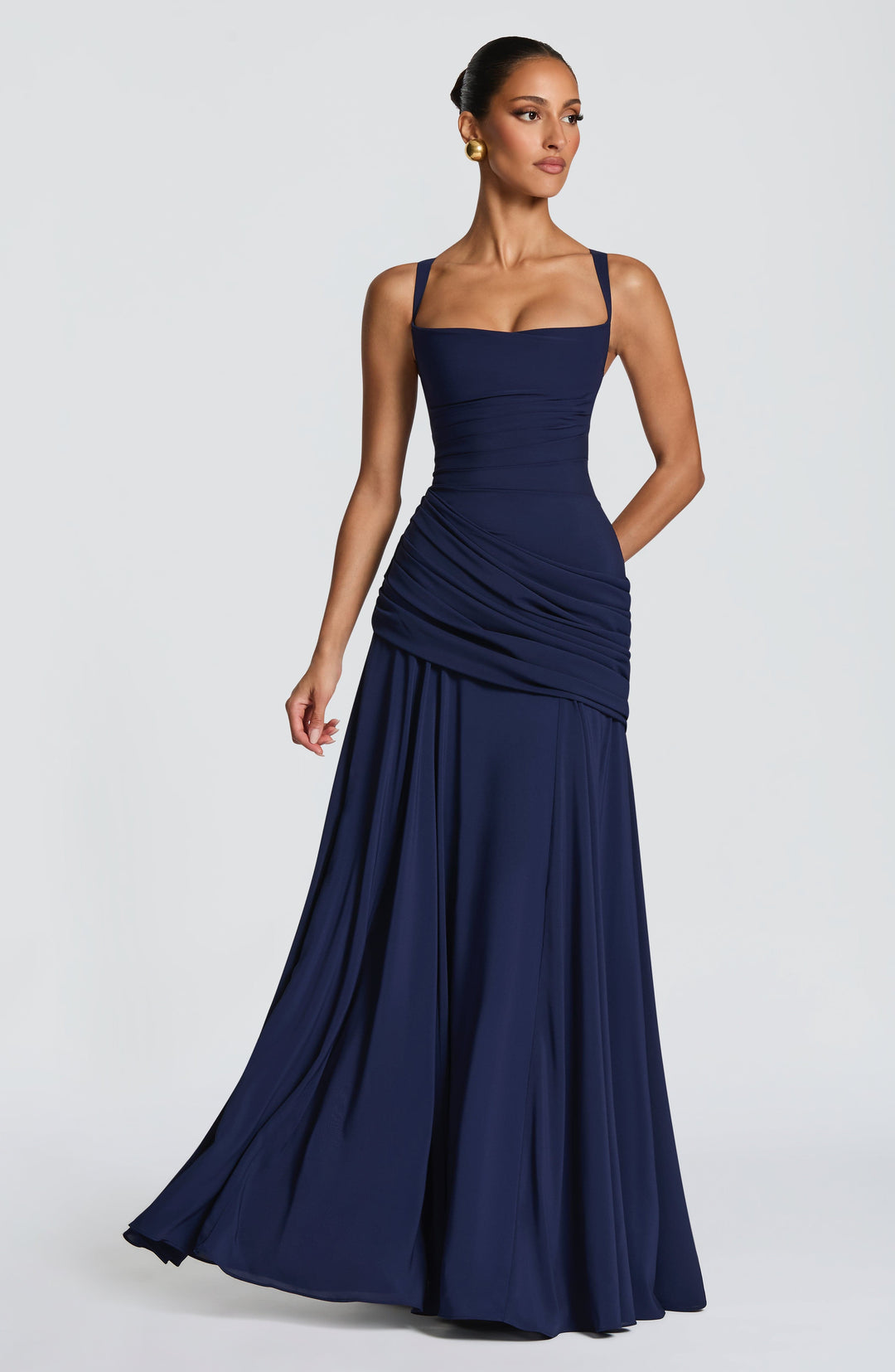 Robe longue bleu marine portée de trois quarts, tête tournée, jupe en mousseline qui ondule et drapé sur la hanche. 8