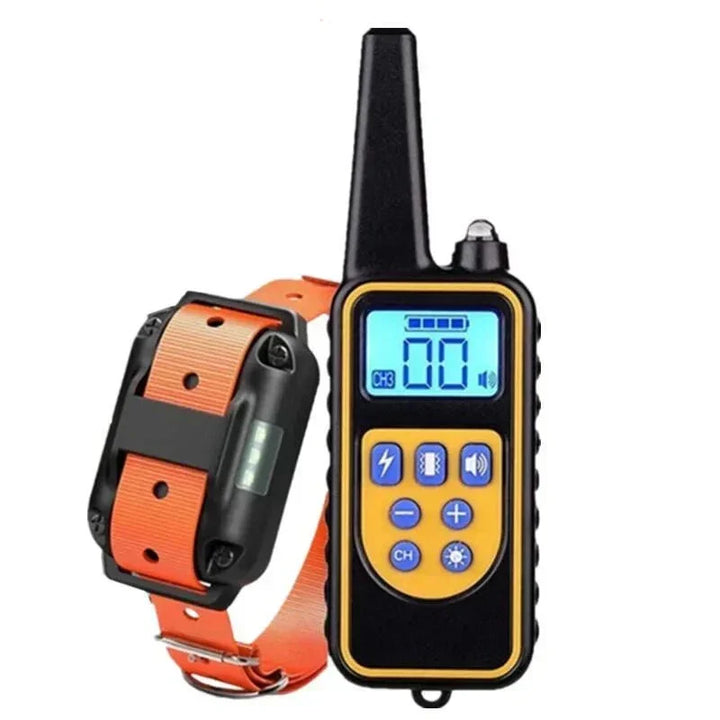 Télécommande noire et jaune à écran rétroéclairé à côté d'un collier orange avec boîtier récepteur noir 10