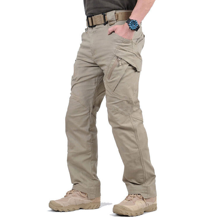 Pantalon beige porté de trois quarts, montrant la grande poche cargo zippée sur la cuisse 3