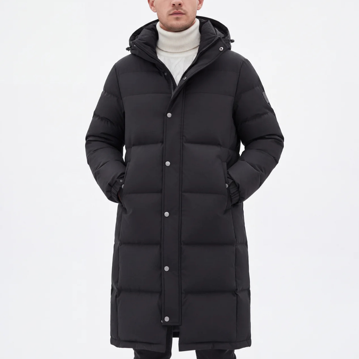 Mannequin portant le manteau long noir à capuche fermé, mains dans les poches, sur col roulé blanc 7