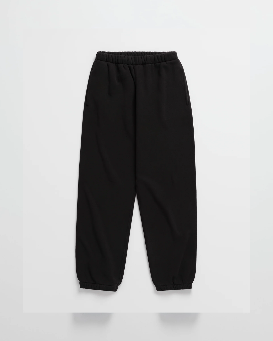 Pantalon de jogging noir vu à plat, avec ceinture élastique, poches latérales et bas de jambes élastiqués. 10