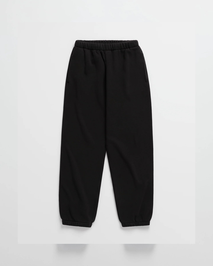 Pantalon de jogging noir vu à plat, avec ceinture élastique, poches latérales et bas de jambes élastiqués. 10