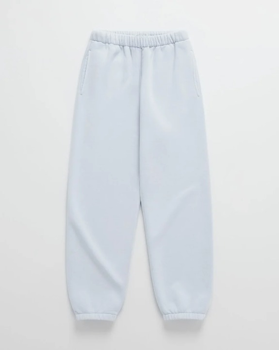 Pantalon de jogging bleu ciel posé à plat, ceinture élastique, poches latérales et bas de jambes resserrés. 9