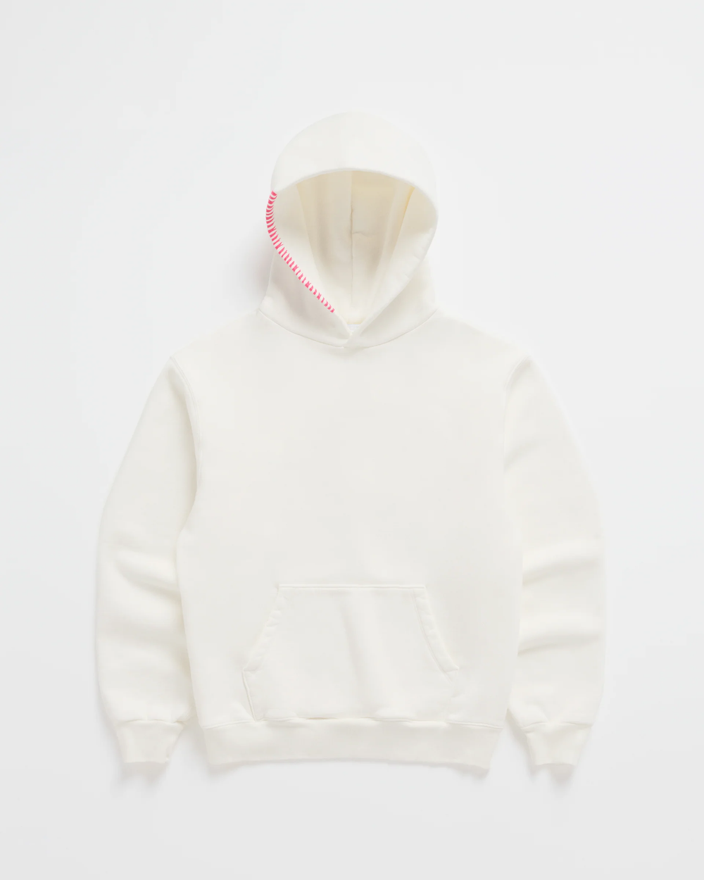 Sweat à capuche blanc cassé posé à plat, avec une couture rose vif en zigzag sur le bord de la capuche. 2