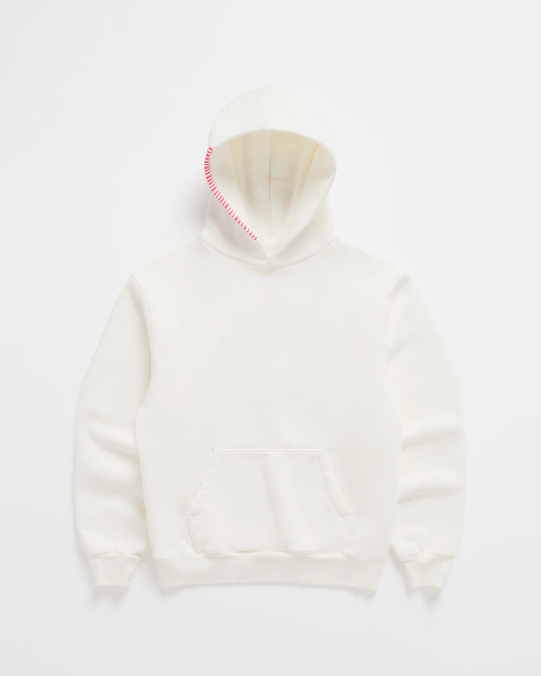 Sweat à capuche blanc cassé posé à plat, avec une couture rose vif en zigzag sur le bord de la capuche. 2