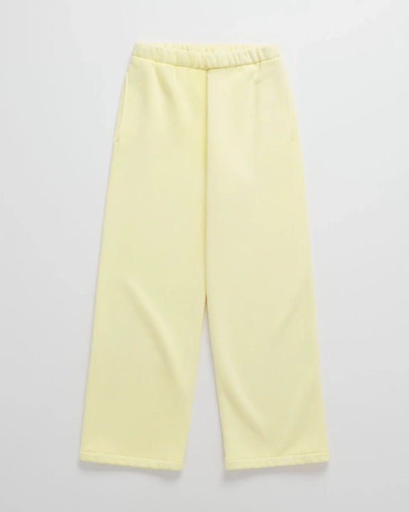 Pantalon de jogging jaune pâle à jambes larges, vu à plat avec ceinture élastique et poches latérales. 6