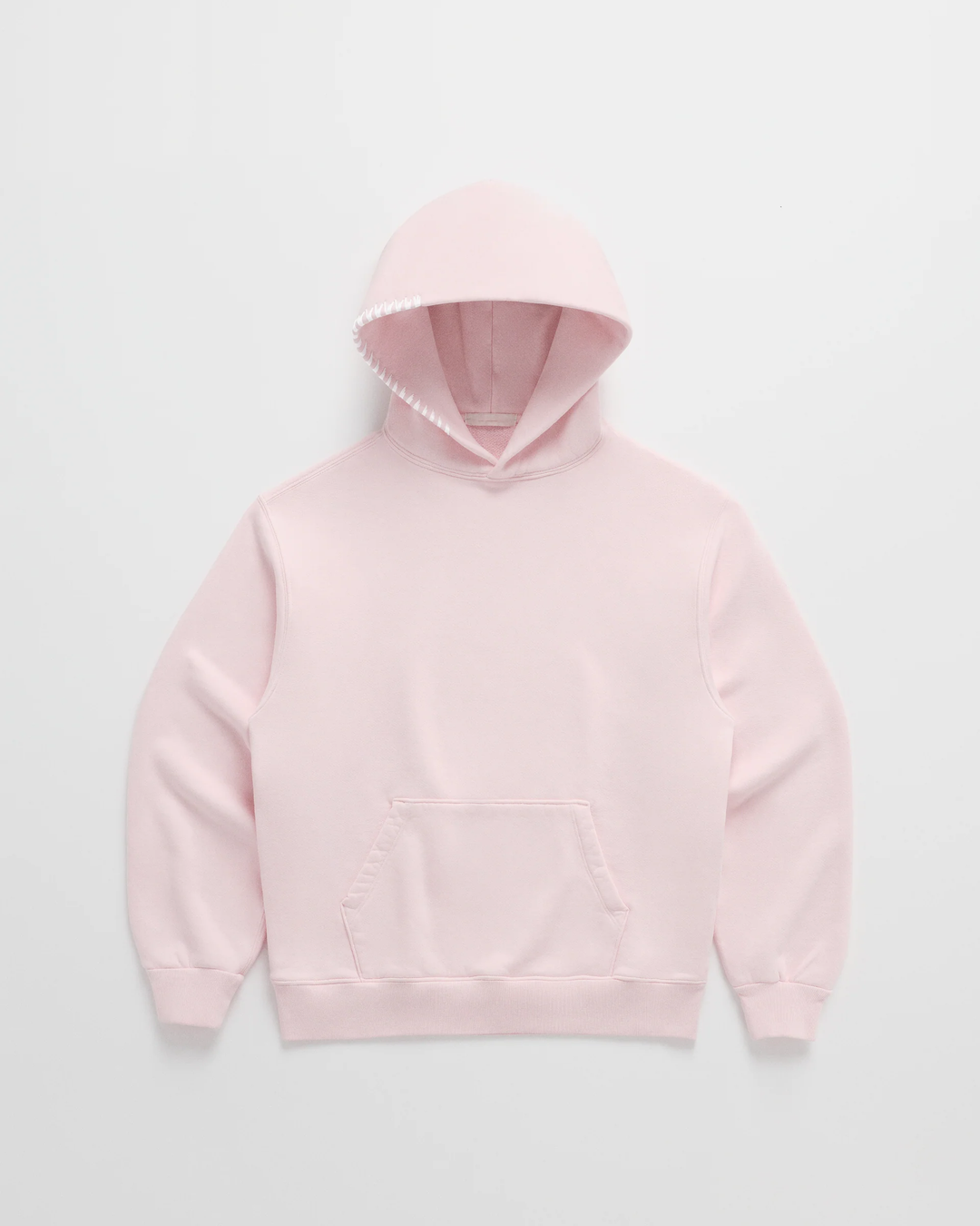 Sweat à capuche rose pâle vu de face, poche kangourou et couture blanche en zigzag sur le bord de la capuche. 3