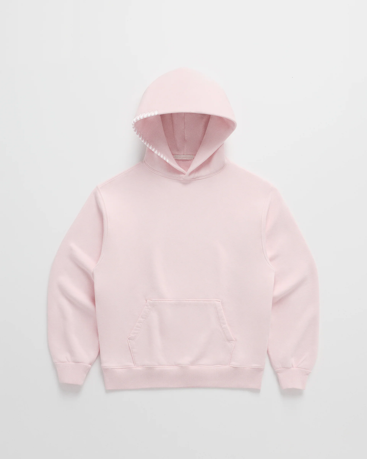 Sweat à capuche rose pâle vu de face, poche kangourou et couture blanche en zigzag sur le bord de la capuche. 3
