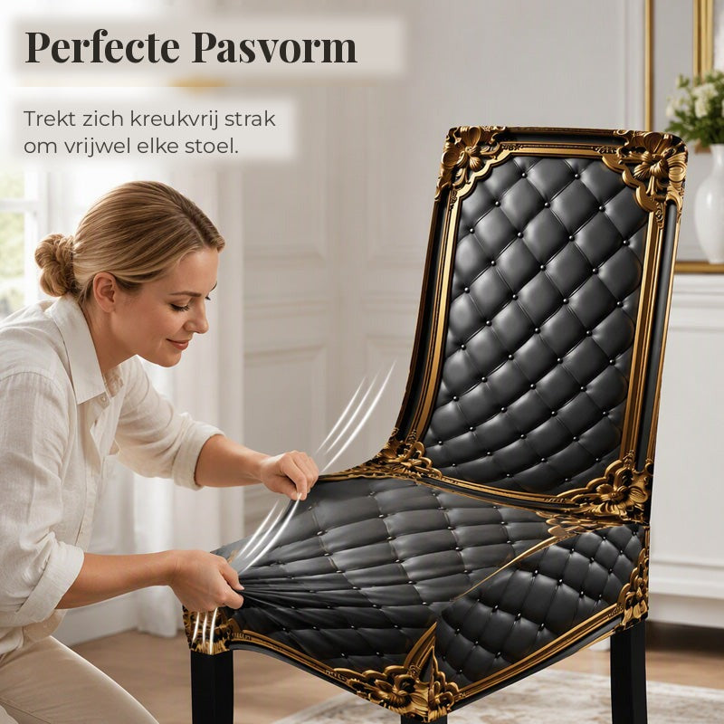 Femme ajustant la housse noire matelassée à cadre doré sur une chaise, en l'étirant sur l'assise sans plis. 3