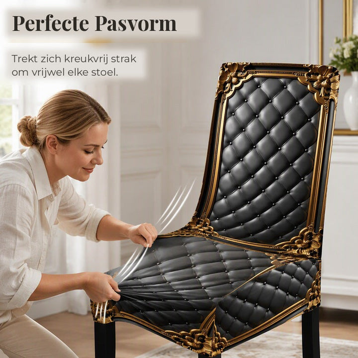 Femme ajustant la housse noire matelassée à cadre doré sur une chaise, en l'étirant sur l'assise sans plis. 3