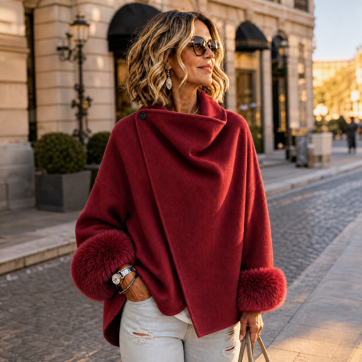 Veste rouge à col drapé et gros poignets de fausse fourrure, portée dans une rue pavée 4
