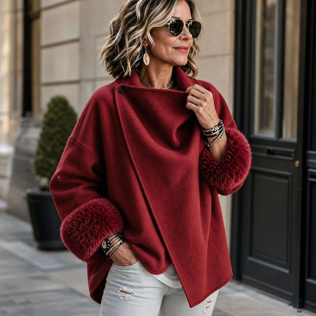 Veste rouge bordeaux portée par une mannequin, main au col, avec lunettes aviateur et bracelets 2