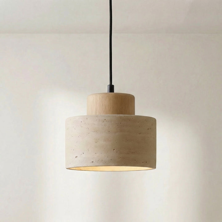 Même suspension avec l'accent en bois clair, vue de près sur fond blanc 7