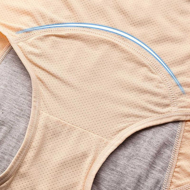 Détail de l'entrejambe d'une culotte beige en maille aérée, avec la doublure grise absorbante et un trait bleu courbe. 11