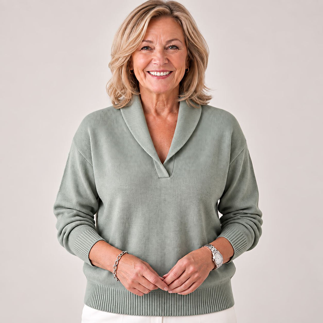 Femme souriante, mains jointes, portant le pull vert sauge à col châle avec poignets et bas côtelés. 5