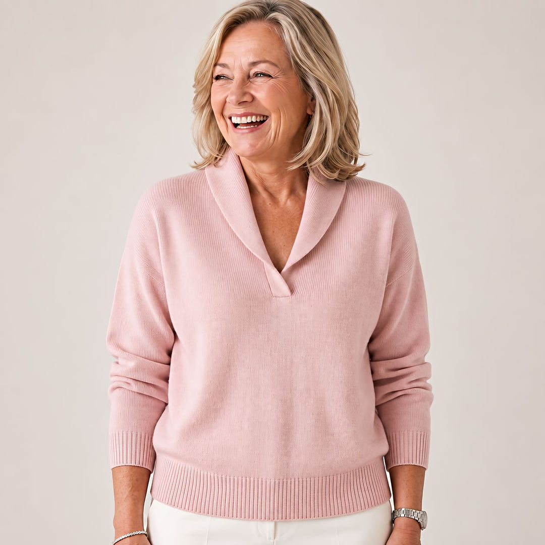 Femme riant aux éclats, portant le pull rose pâle à col châle, tête tournée sur le côté. 8