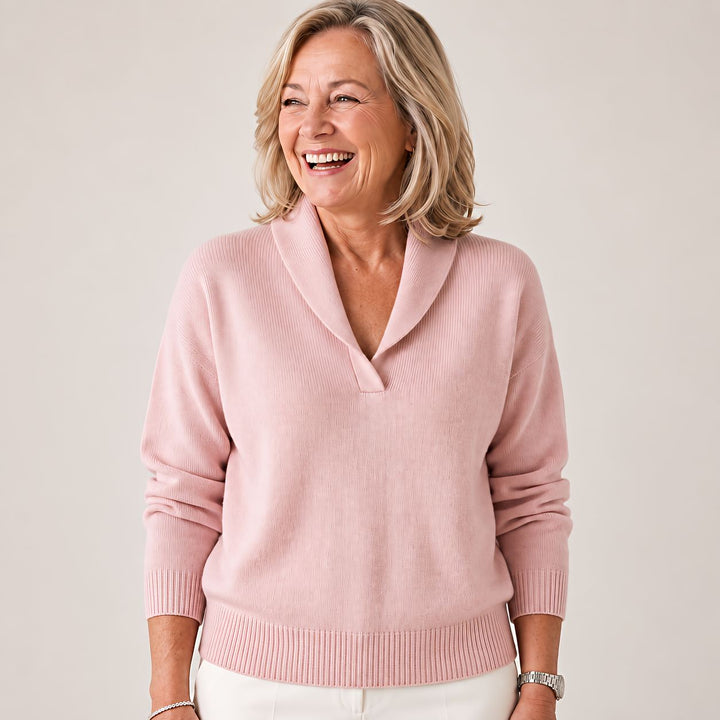 Femme riant aux éclats, portant le pull rose pâle à col châle, tête tournée sur le côté. 8