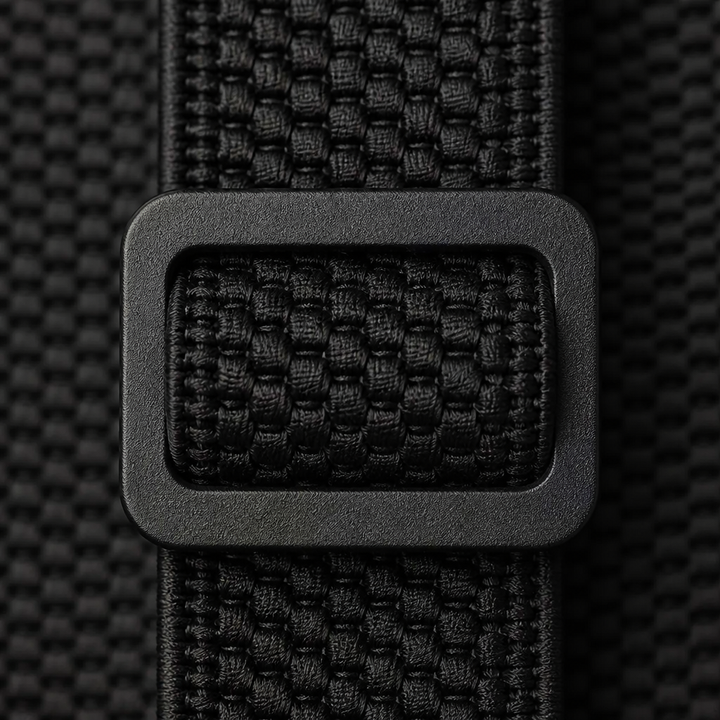 Gros plan sur la boucle coulissante noire qui permet de régler la longueur de la sangle 4