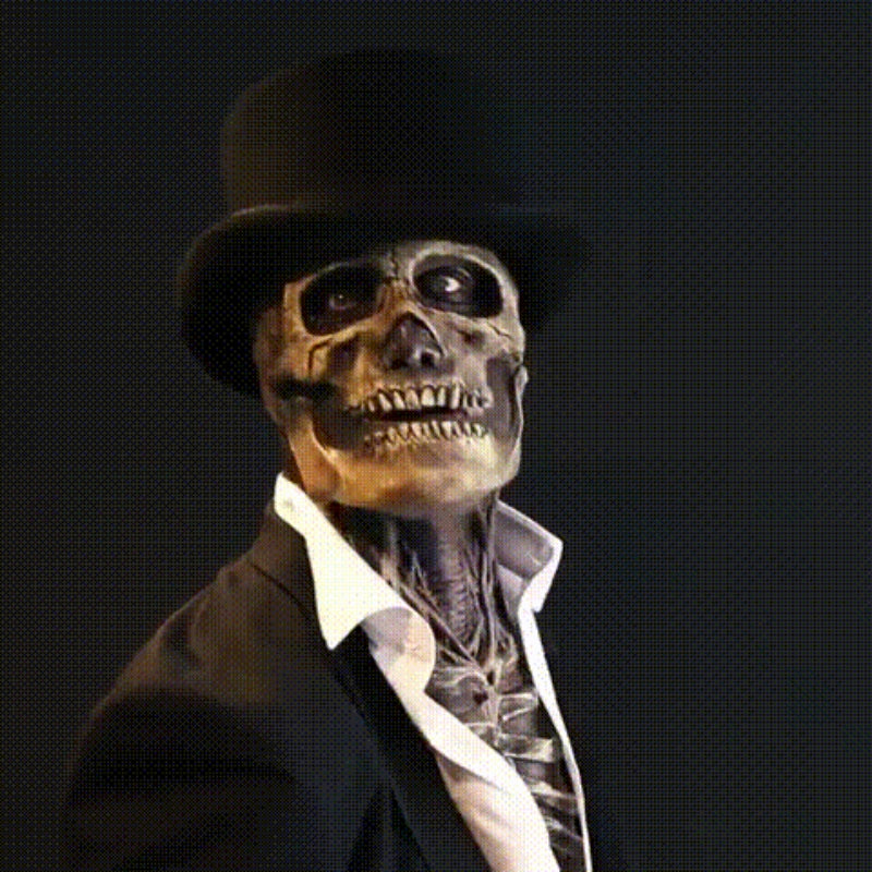 Même tenue portée de trois quarts, tête légèrement tournée, montrant le masque de crâne dentu, le cou osseux et le haut-de-forme noir. 2