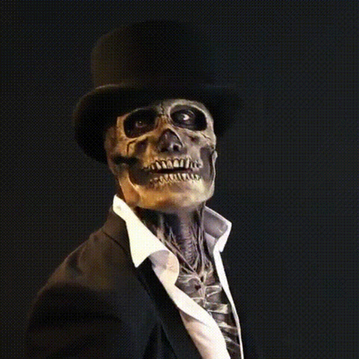 Même tenue portée de trois quarts, tête légèrement tournée, montrant le masque de crâne dentu, le cou osseux et le haut-de-forme noir. 2