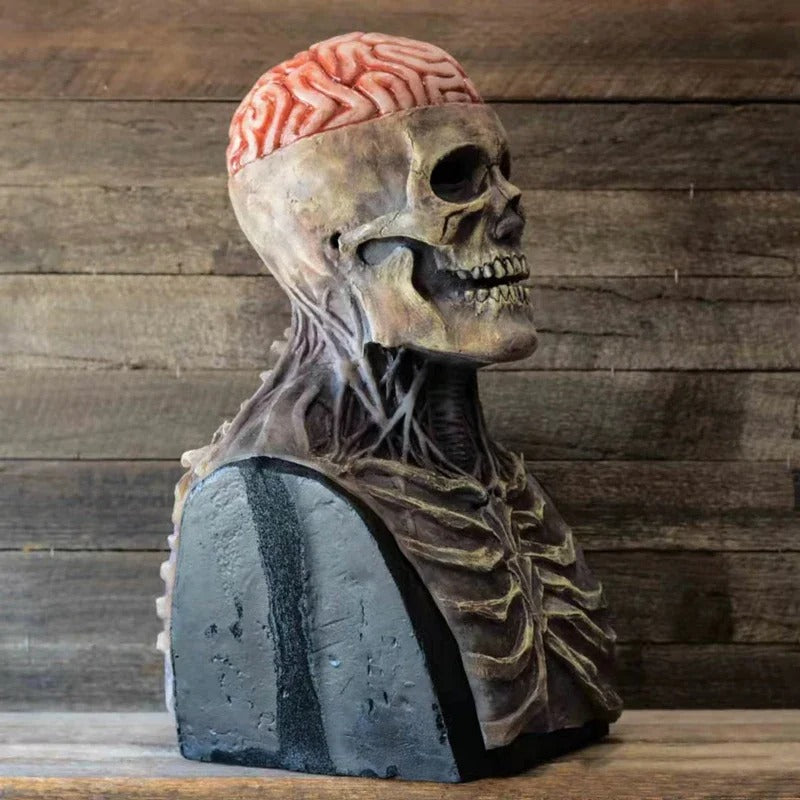 Buste du masque en vue de trois quarts, montrant le profil du crâne à la mâchoire entrouverte, le cerveau rouge et le support noir. 4