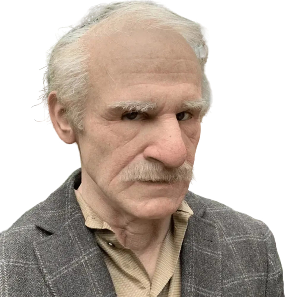 Masque de vieil homme en trois-quarts, cheveux gris, sourcils broussailleux et moustache, porté avec une veste à carreaux et une chemise beige. 1