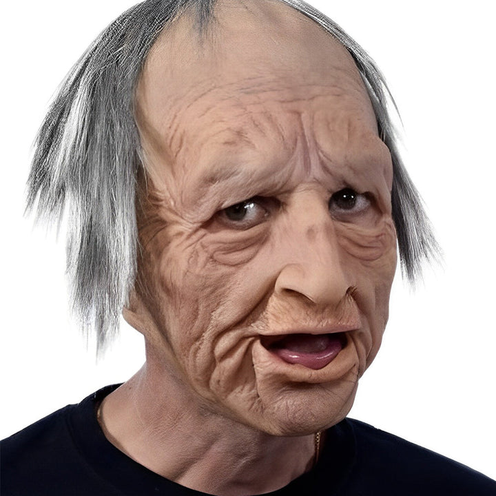 Masque de vieillard au visage très ridé et bouche entrouverte, avec mèches grises sur les côtés, porté avec un t-shirt noir. 10