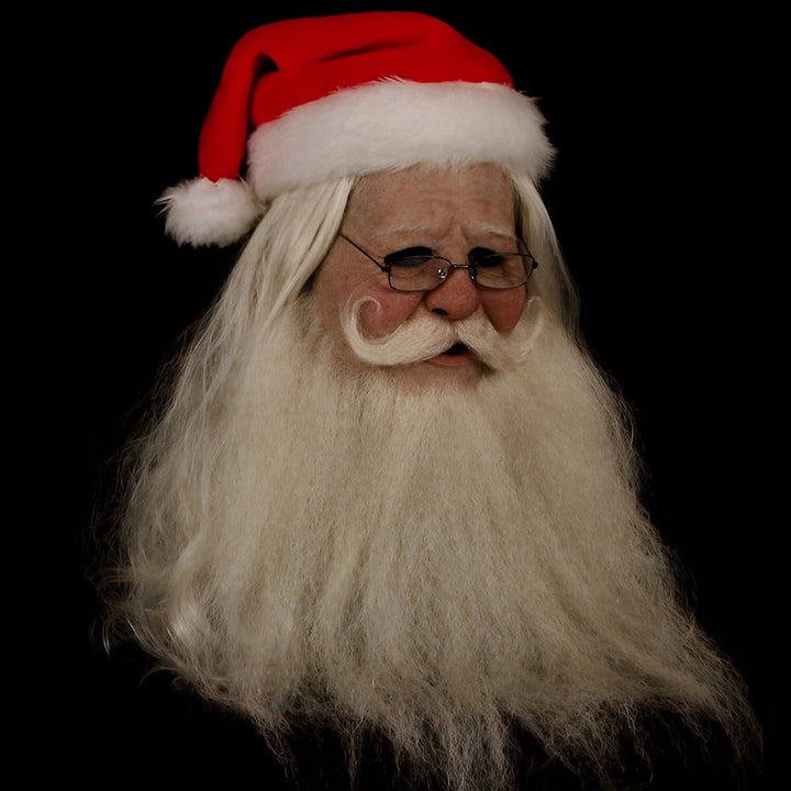 Masque de père Noël avec longue barbe blanche, moustache retroussée, lunettes fines et bonnet rouge à bord blanc, sur fond noir. 12