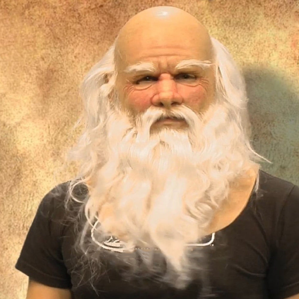 Masque de vieil homme chauve avec longue barbe blanche bouclée et longs cheveux blancs sur les côtés, porté avec un t-shirt noir. 13