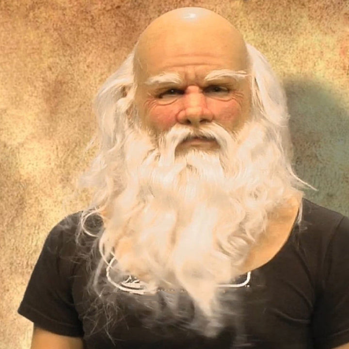 Masque de vieil homme chauve avec longue barbe blanche bouclée et longs cheveux blancs sur les côtés, porté avec un t-shirt noir. 13