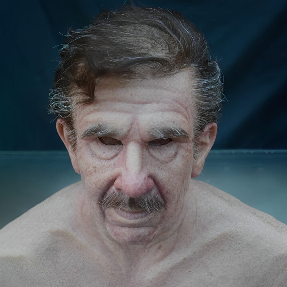 Masque de vieil homme aux cheveux bruns et gris, sourcils blancs, poches sous les yeux et moustache, buste moulé visible. 14