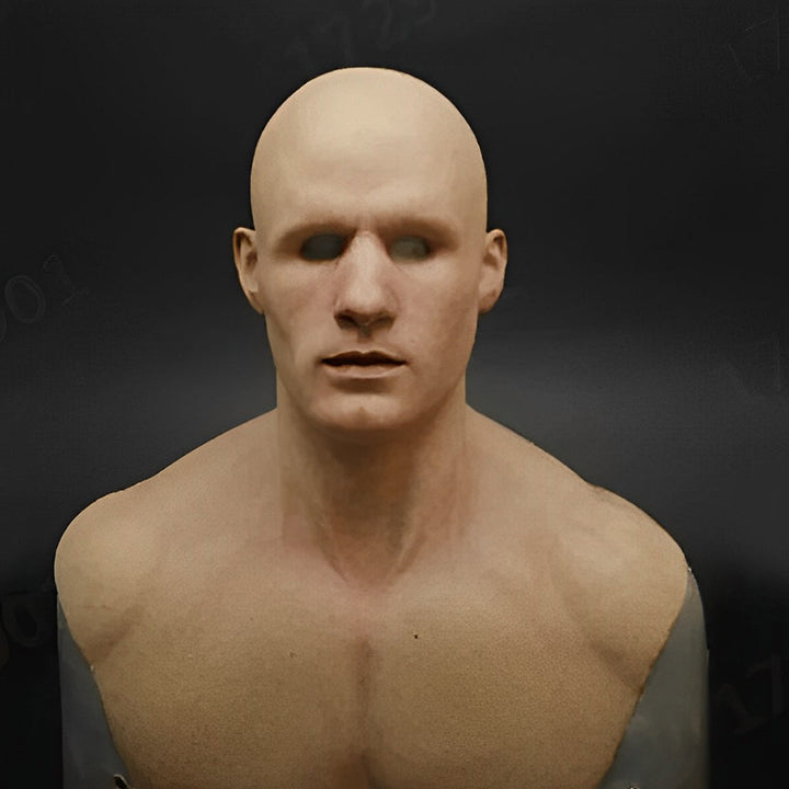 Masque d'homme chauve au visage lisse et aux traits marqués, avec buste musclé moulé, sur fond sombre. 15