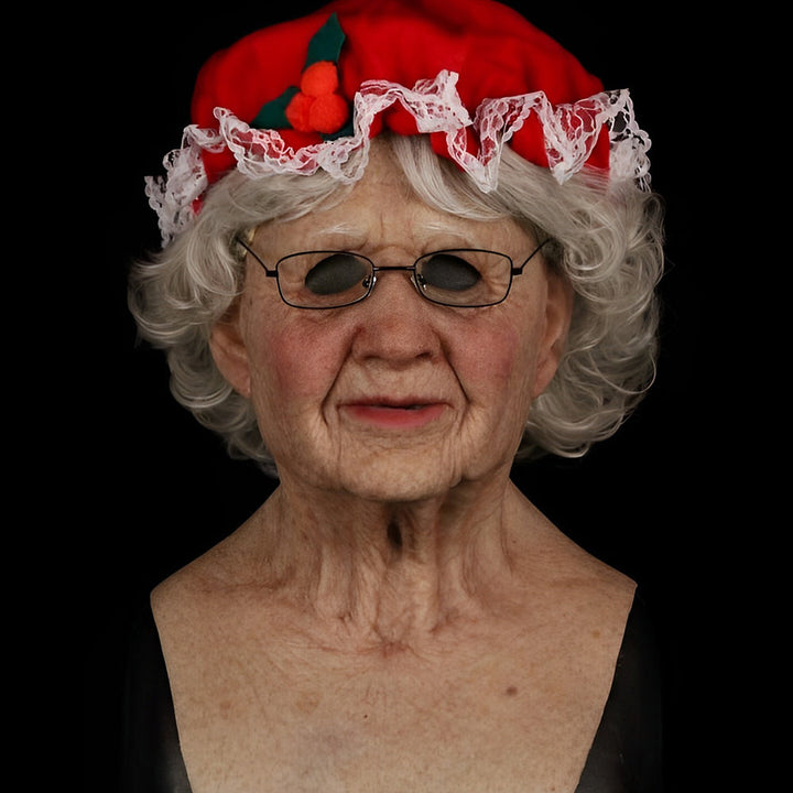 Masque de vieille dame ridée avec lunettes, cheveux gris bouclés et bonnet rouge orné de dentelle blanche et de baies. 17